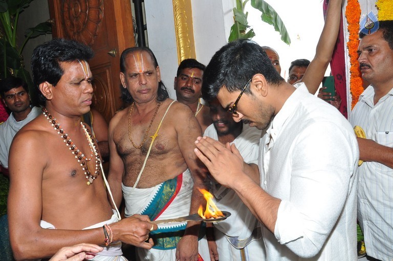 Chiranjeevi Birthday Special Pooja at Film Nagar Temple - 67 / 72 photos