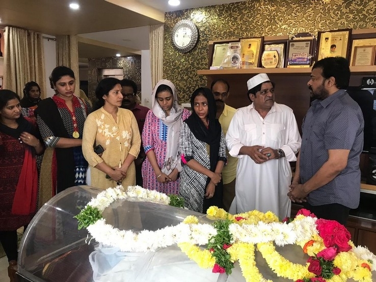 Chiranjeevi  Condolences On The Demise Of Ali Mother - 2 / 15 photos
