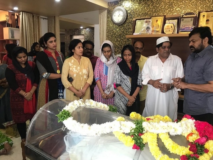 Chiranjeevi  Condolences On The Demise Of Ali Mother - 8 / 15 photos