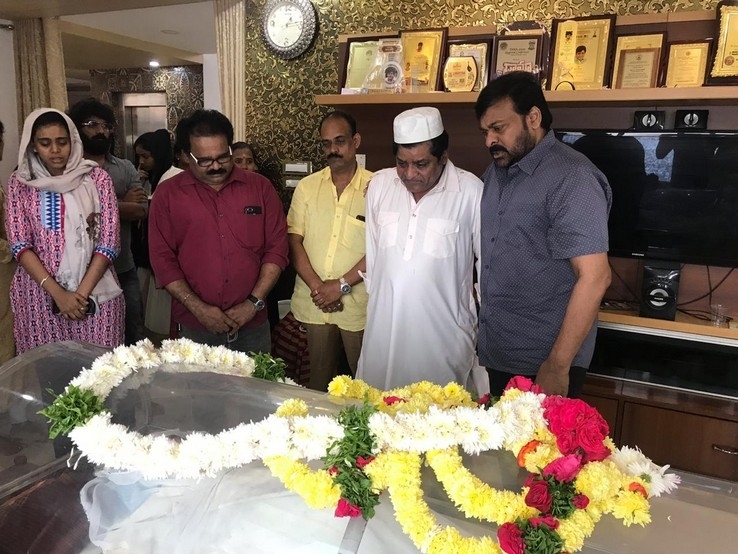 Chiranjeevi  Condolences On The Demise Of Ali Mother - 13 / 15 photos
