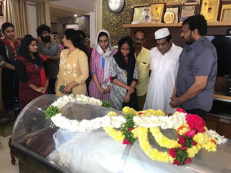 Chiranjeevi  Condolences On The Demise Of Ali Mother - 14 / 15 photos