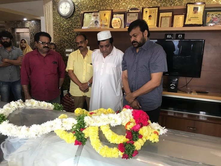 Chiranjeevi  Condolences On The Demise Of Ali Mother - 15 / 15 photos