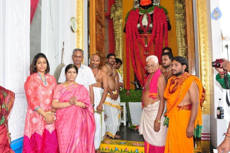 Chiranjeevi Family at Film Nagar Hanuman Temple - 30 / 42 photos