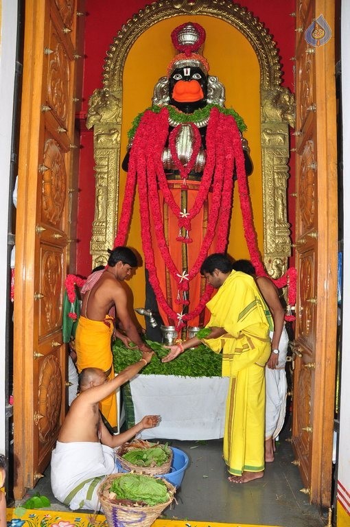 Chiranjeevi Family at Film Nagar Hanuman Temple - 42 / 42 photos