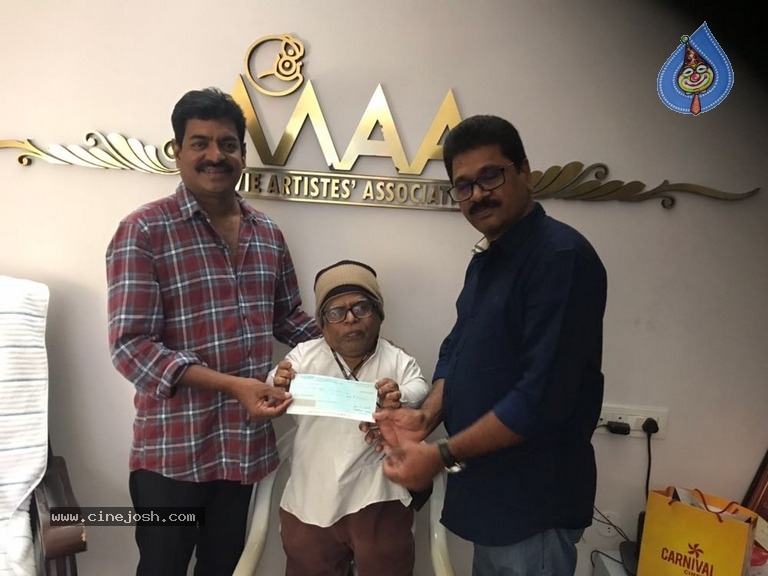 Chiranjeevi Helps Gundu Hanumantha Rao and Potti Veerayya - 3 / 4 photos