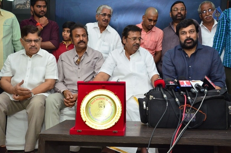 Chiranjeevi, Mohan Babu and Allu Aravind Meets Dasari Narayana Rao - 40 / 73 photos