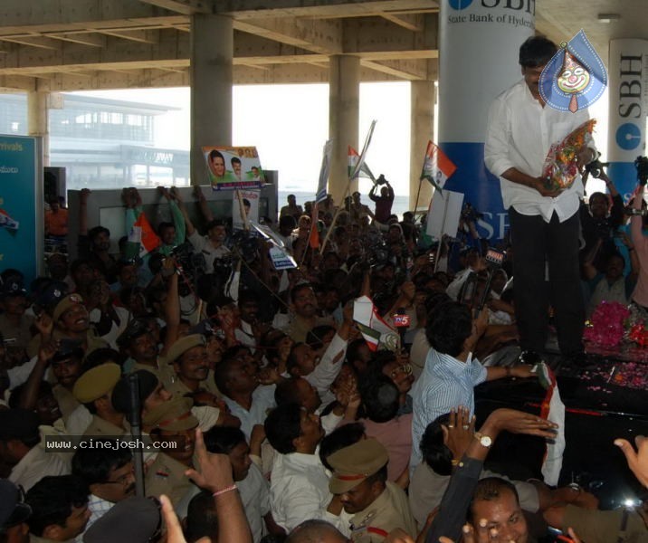 Chiru gets Rousing Reception at RGI Airport - 4 / 19 photos