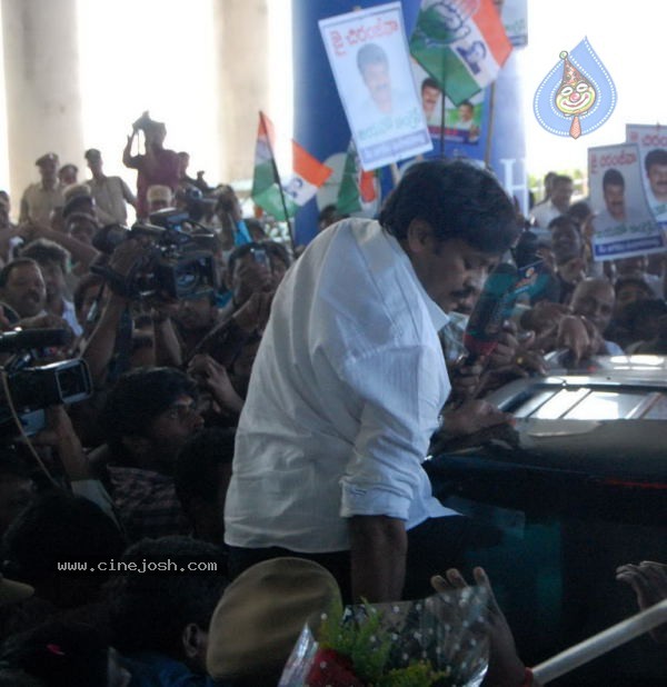 Chiru gets Rousing Reception at RGI Airport - 6 / 19 photos