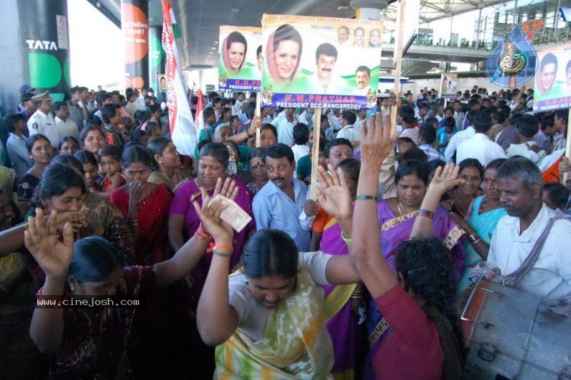 Chiru gets Rousing Reception at RGI Airport - 9 / 19 photos