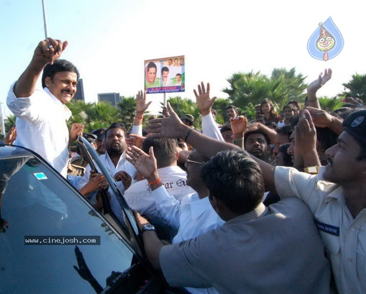 Chiru gets Rousing Reception at RGI Airport - 10 / 19 photos