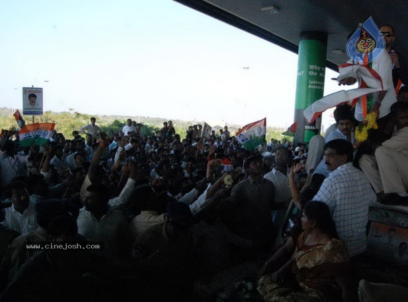 Chiru gets Rousing Reception at RGI Airport - 12 / 19 photos