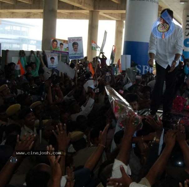 Chiru gets Rousing Reception at RGI Airport - 13 / 19 photos