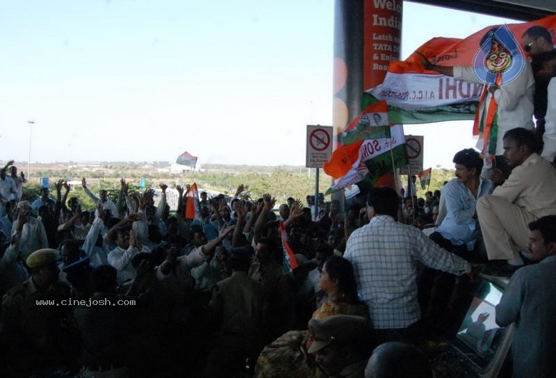 Chiru gets Rousing Reception at RGI Airport - 14 / 19 photos