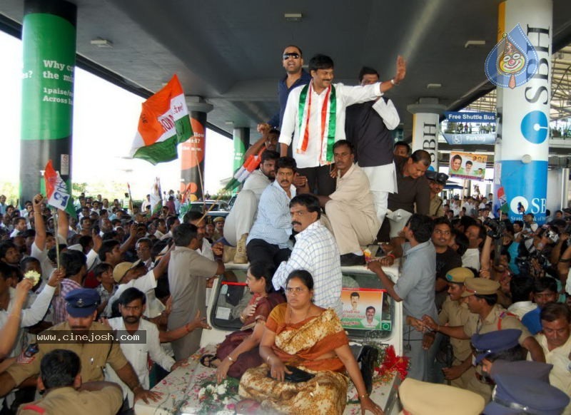 Chiru gets Rousing Reception at RGI Airport - 15 / 19 photos