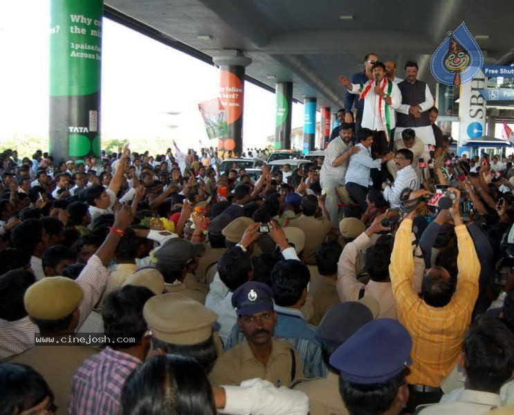 Chiru gets Rousing Reception at RGI Airport - 16 / 19 photos