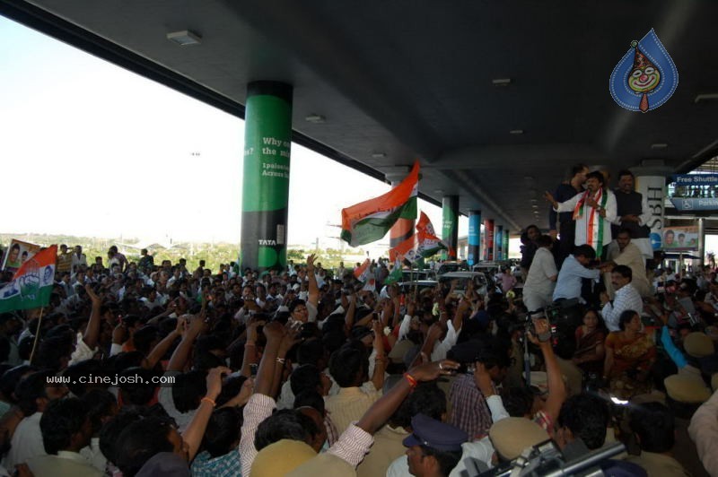 Chiru gets Rousing Reception at RGI Airport - 19 / 19 photos