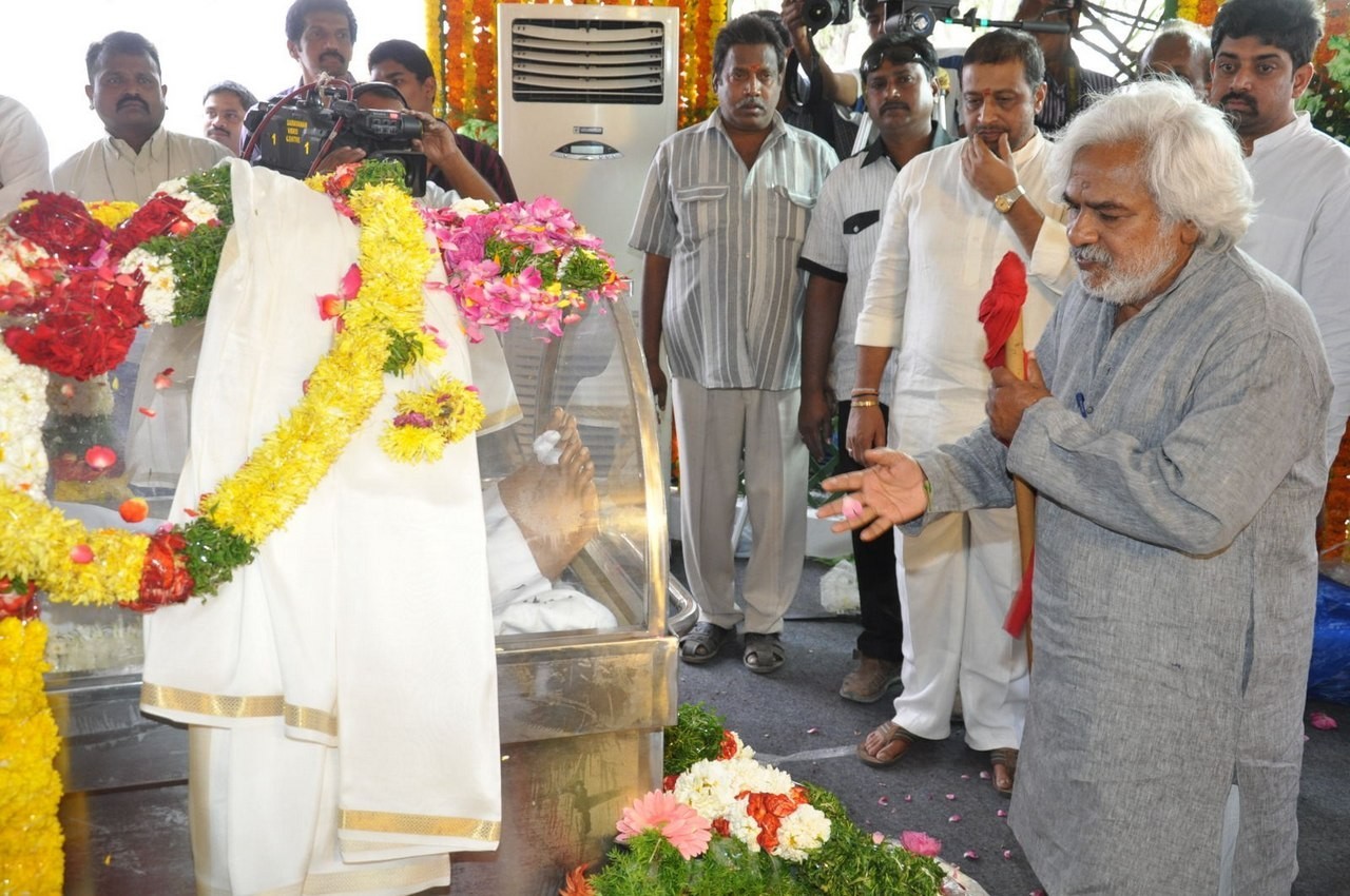 D Ramanaidu Anthima Yatra 04 - 100 / 234 photos