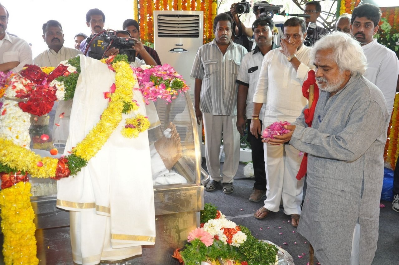 D Ramanaidu Anthima Yatra 04 - 165 / 234 photos