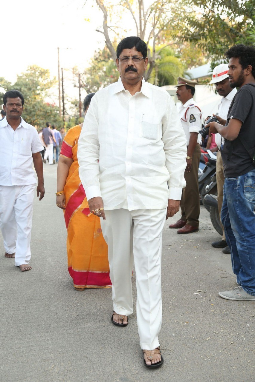 D Ramanaidu Condolences Photos 02 - 86 / 107 photos