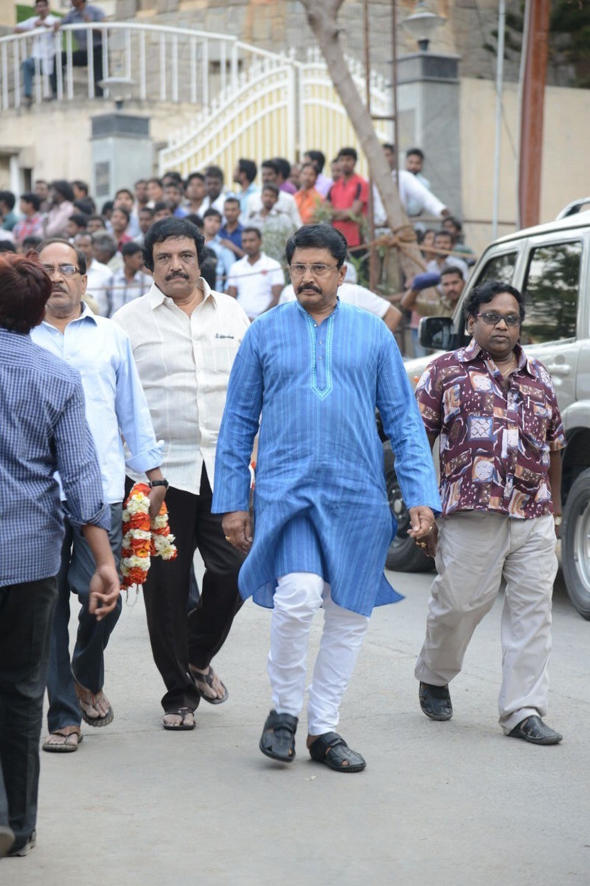 D Ramanaidu Condolences Photos 03 - 40 / 210 photos