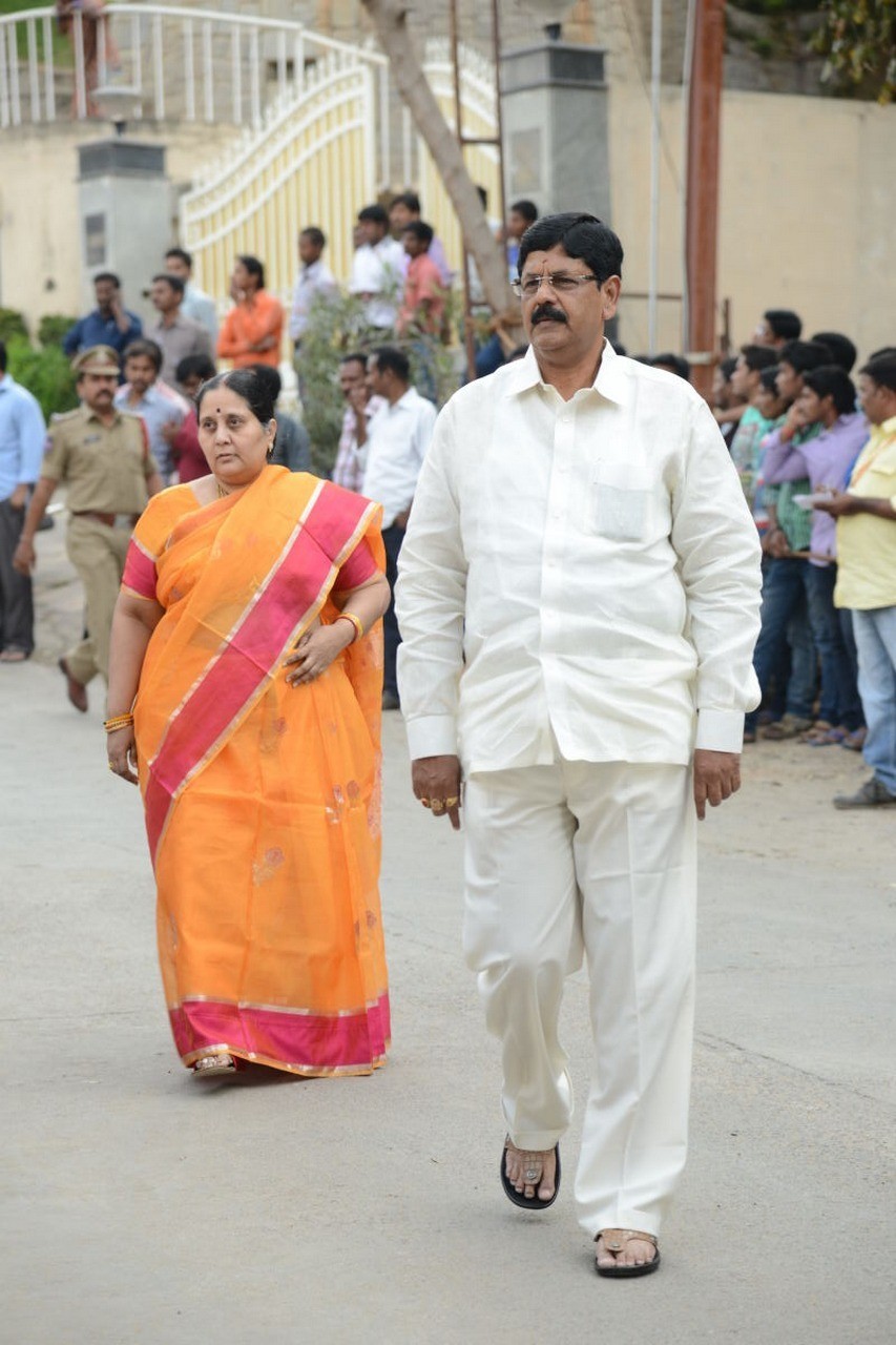 D Ramanaidu Condolences Photos 03 - 44 / 210 photos