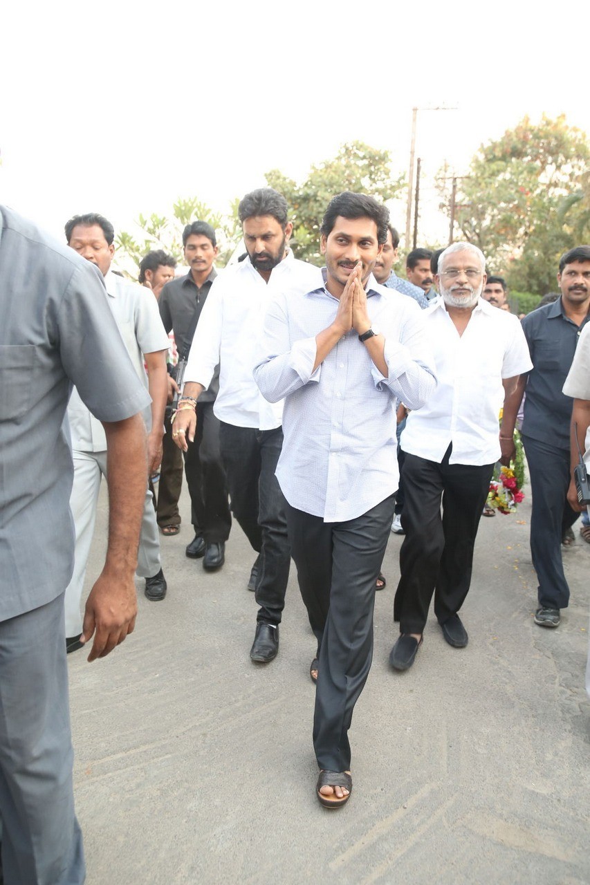 D Ramanaidu Condolences Photos 03 - 98 / 210 photos
