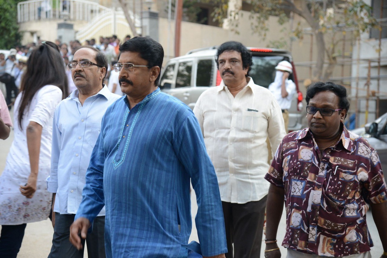 D Ramanaidu Condolences Photos 03 - 99 / 210 photos