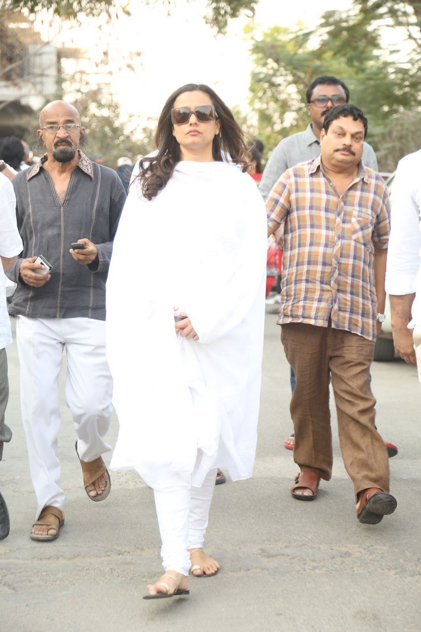 D Ramanaidu Condolences Photos 03 - 168 / 210 photos