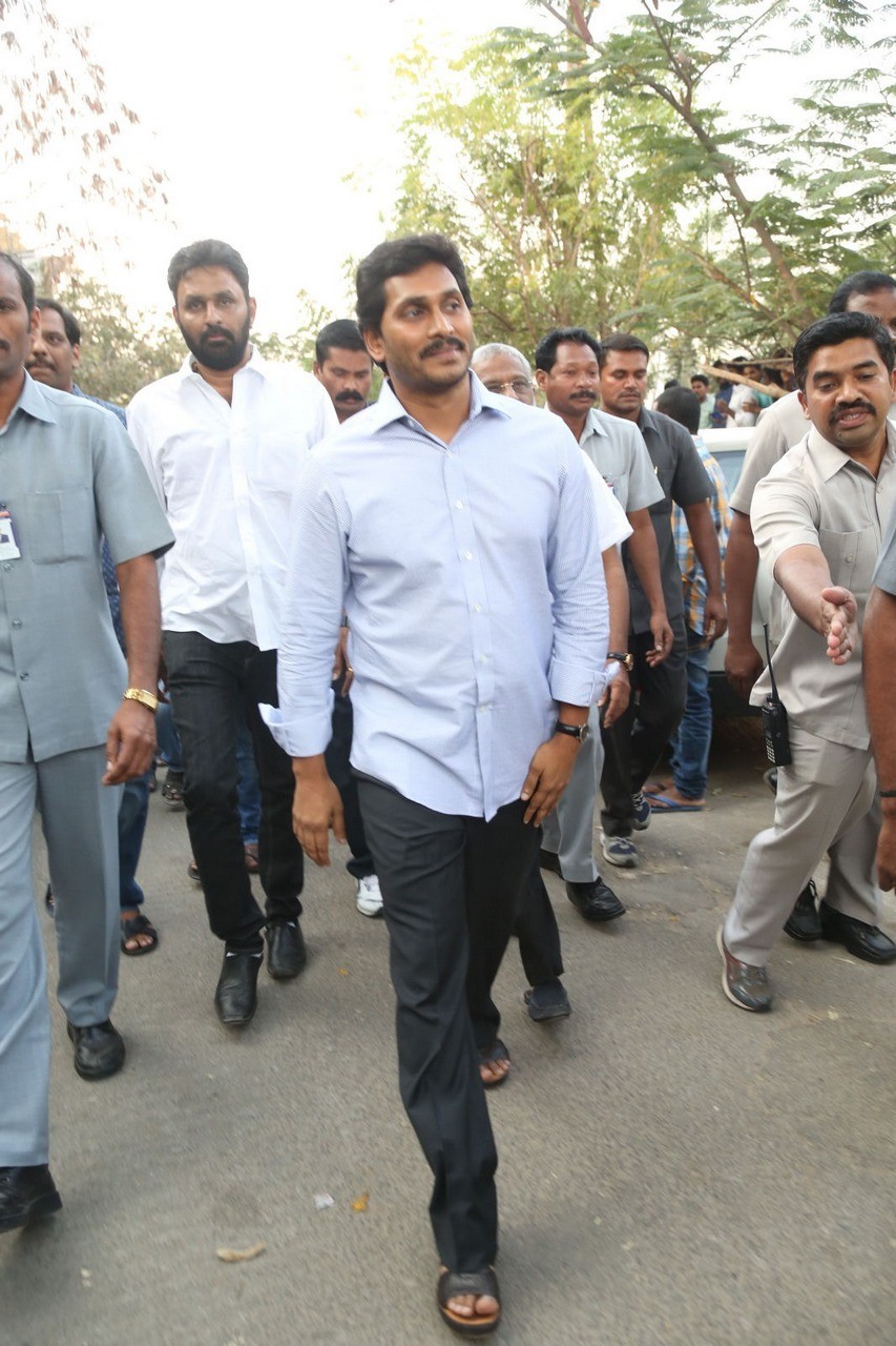 D Ramanaidu Condolences Photos 03 - 182 / 210 photos