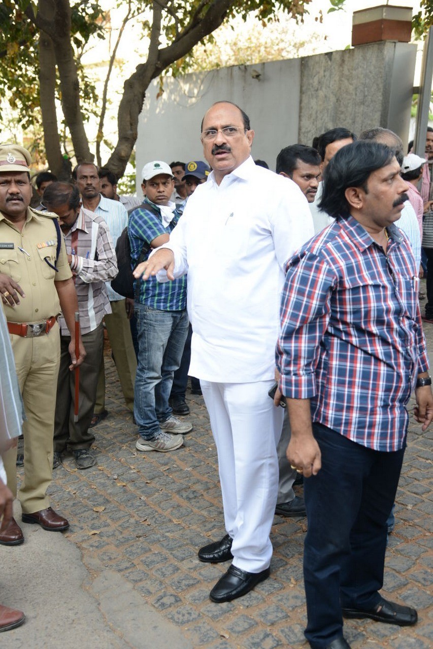 D Ramanaidu Condolences Photos 03 - 190 / 210 photos