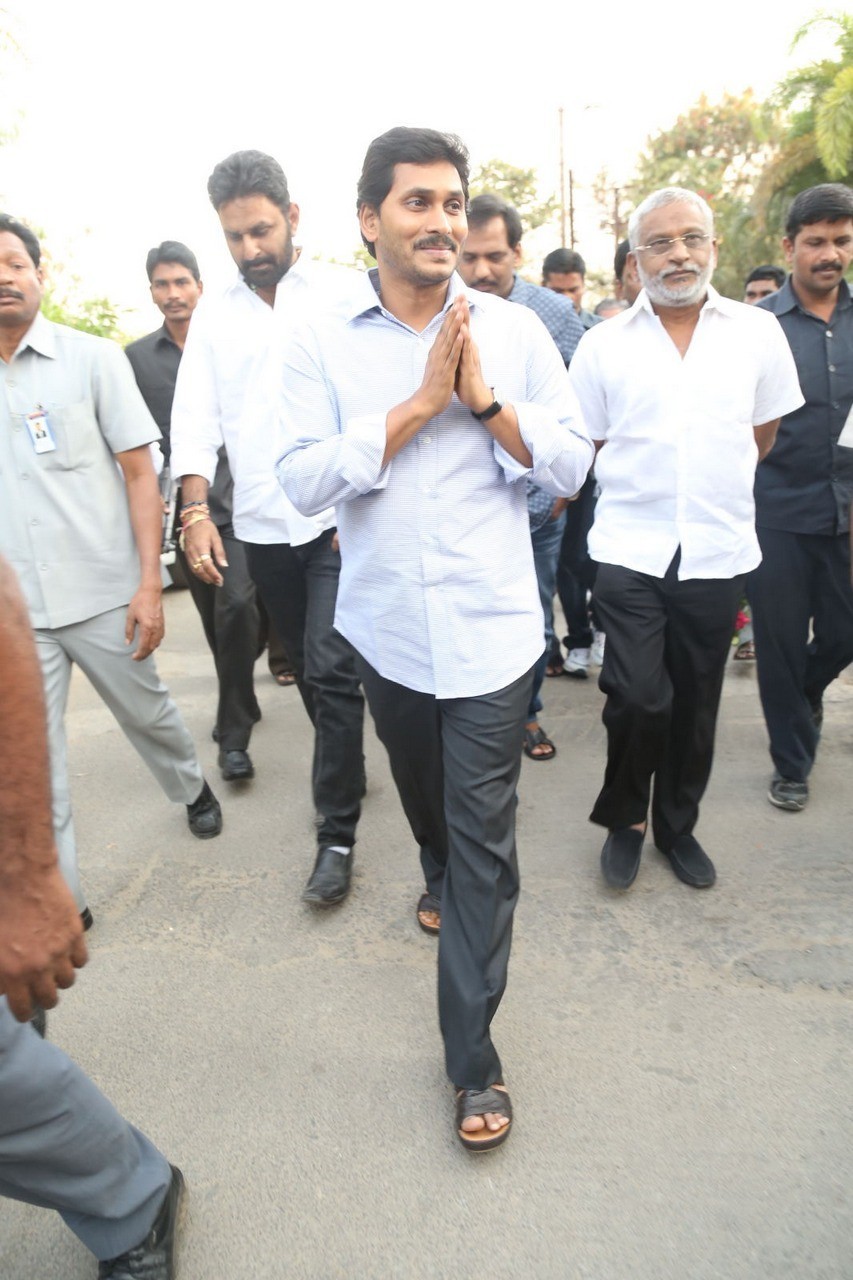 D Ramanaidu Condolences Photos 03 - 192 / 210 photos