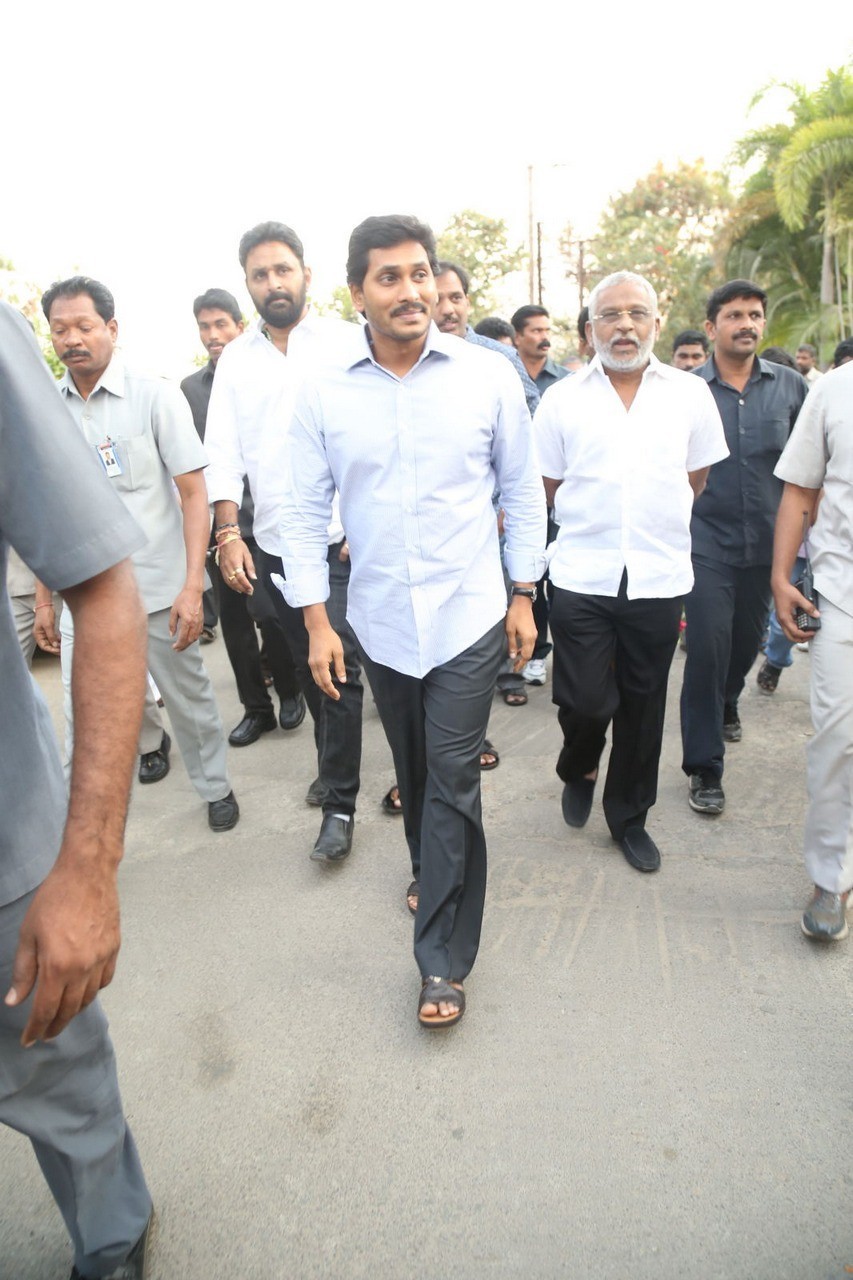 D Ramanaidu Condolences Photos 03 - 196 / 210 photos