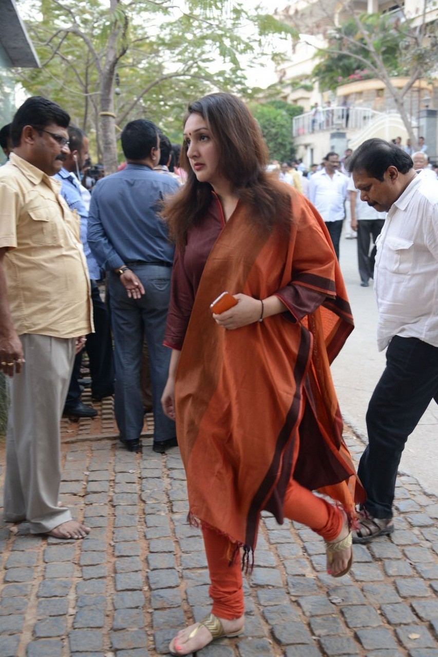 D Ramanaidu Condolences Photos 03 - 204 / 210 photos