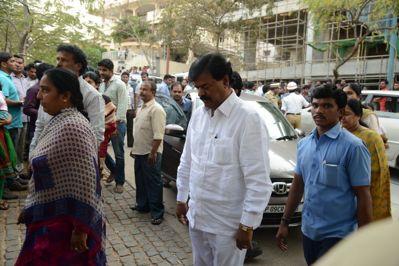 D Ramanaidu Condolences Photos 04 - 3 / 82 photos