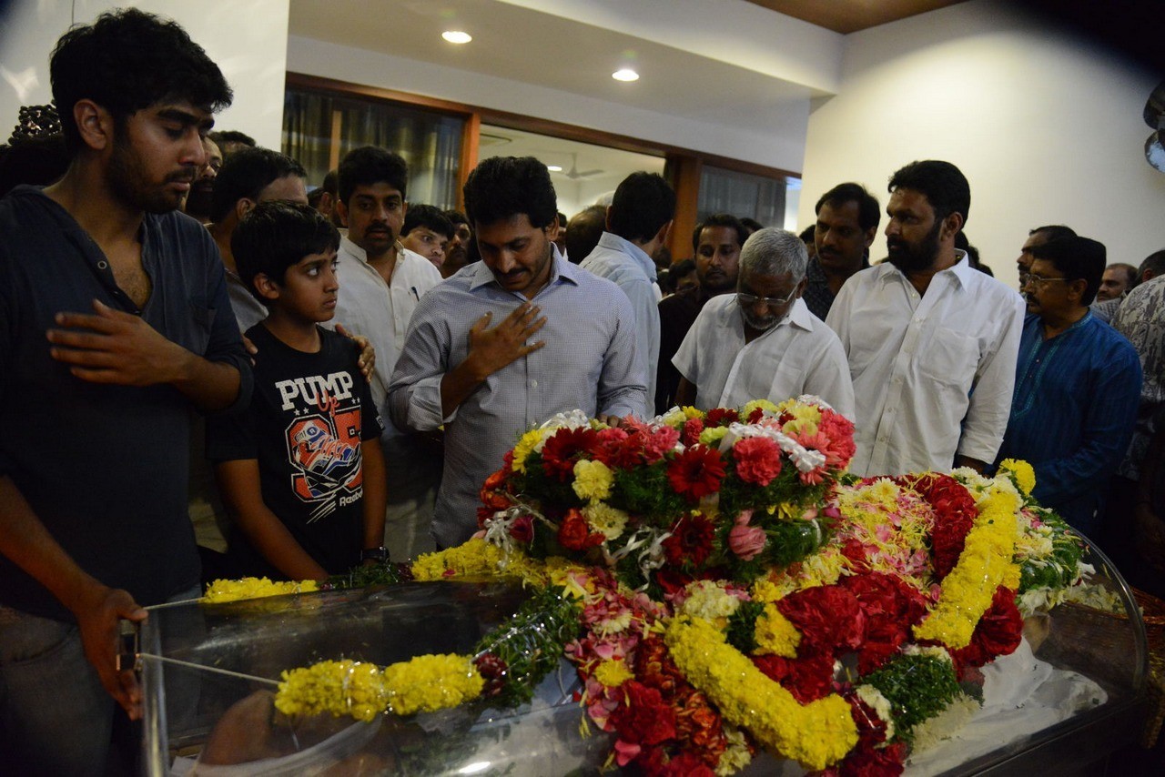 D Ramanaidu Condolences Photos 04 - 6 / 82 photos