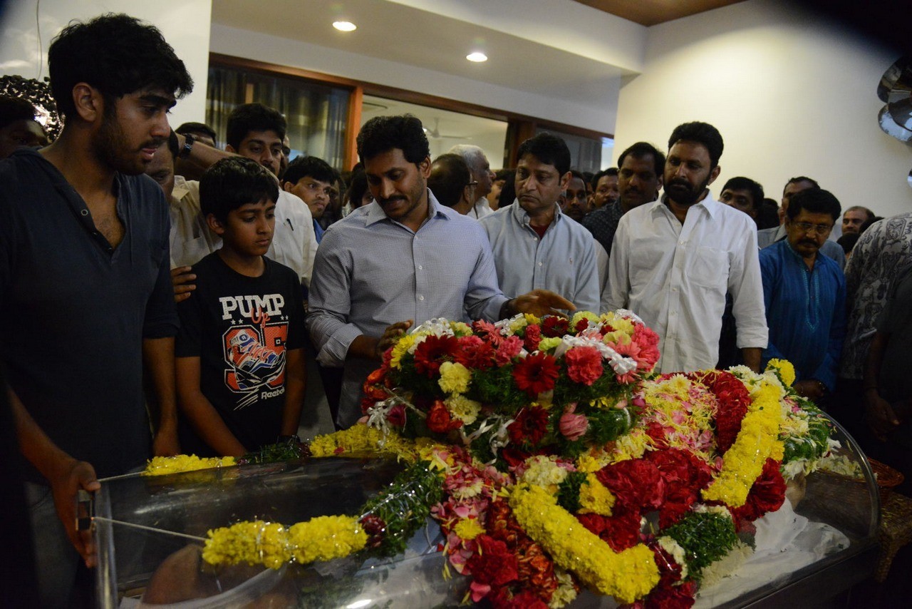 D Ramanaidu Condolences Photos 04 - 16 / 82 photos