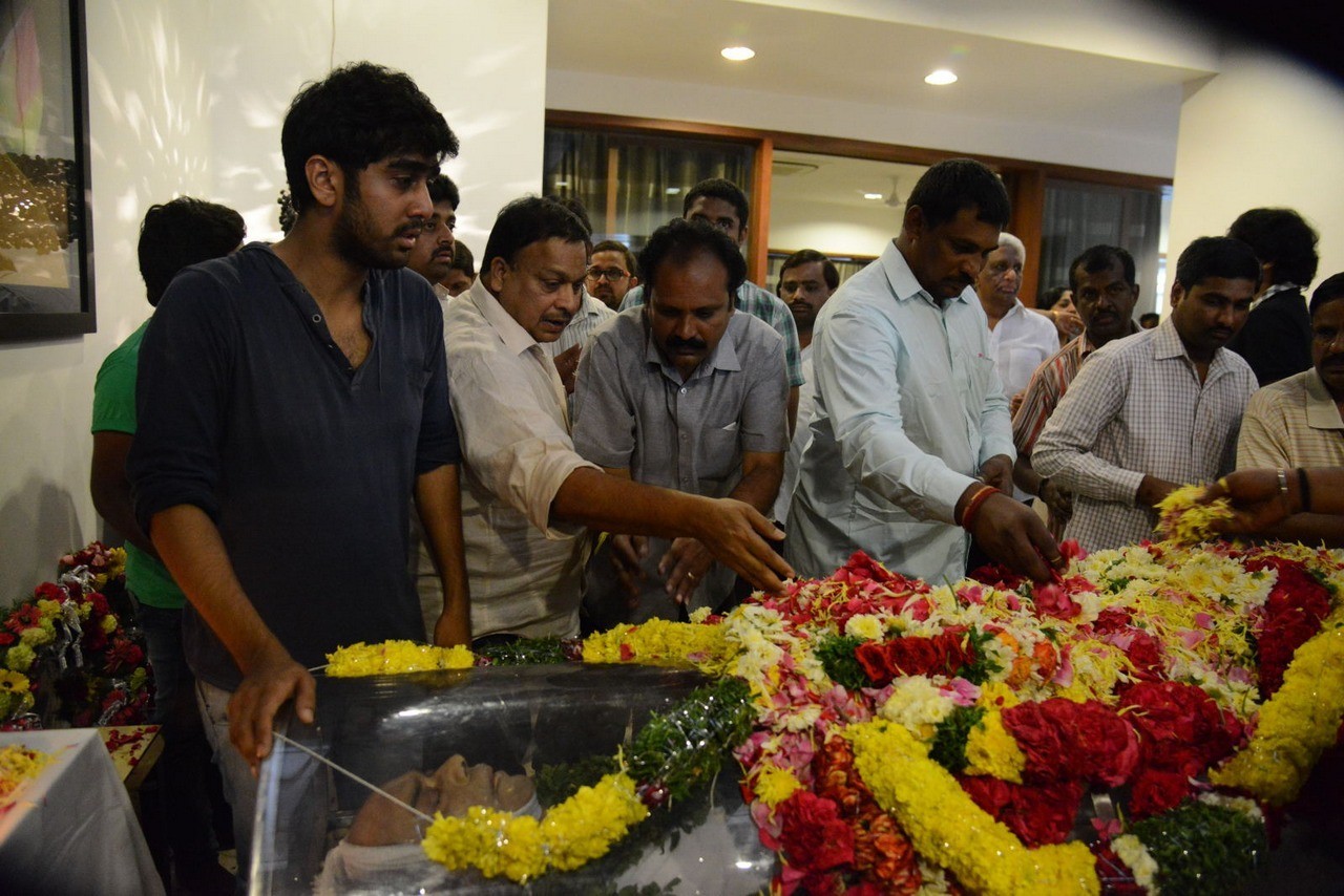 D Ramanaidu Condolences Photos 04 - 18 / 82 photos