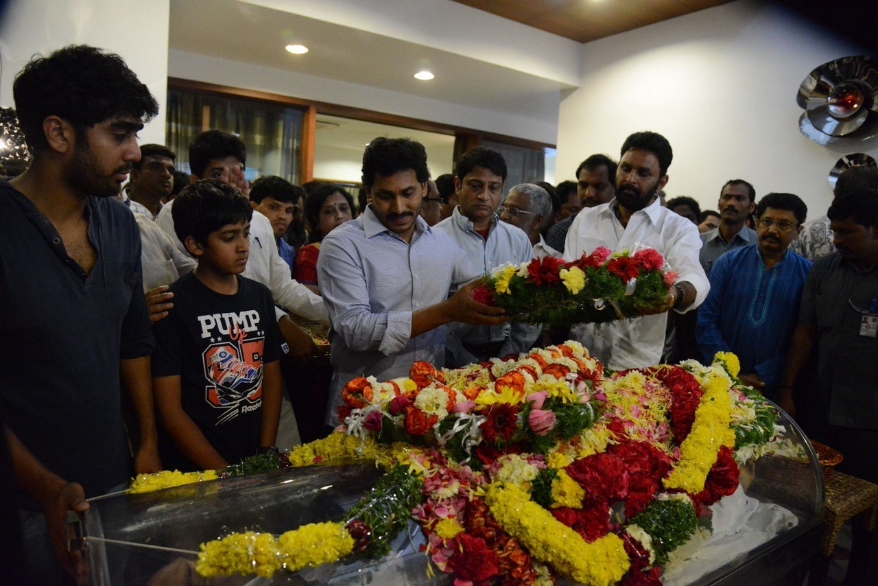 D Ramanaidu Condolences Photos 04 - 40 / 82 photos