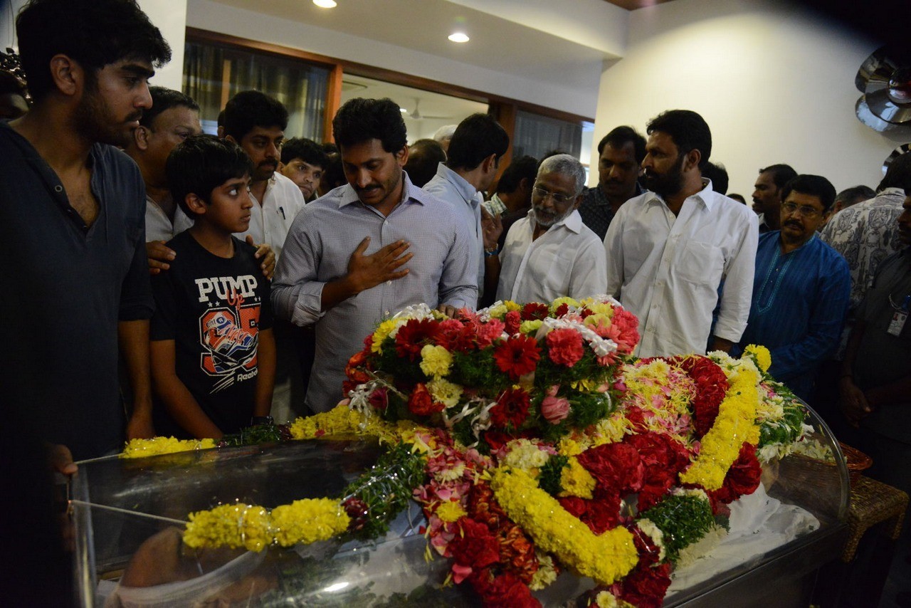 D Ramanaidu Condolences Photos 04 - 57 / 82 photos