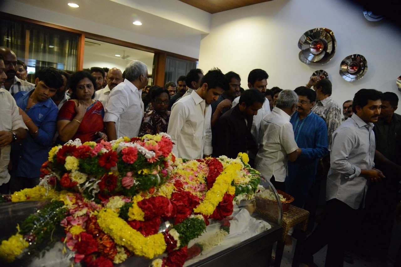 D Ramanaidu Condolences Photos 04 - 63 / 82 photos