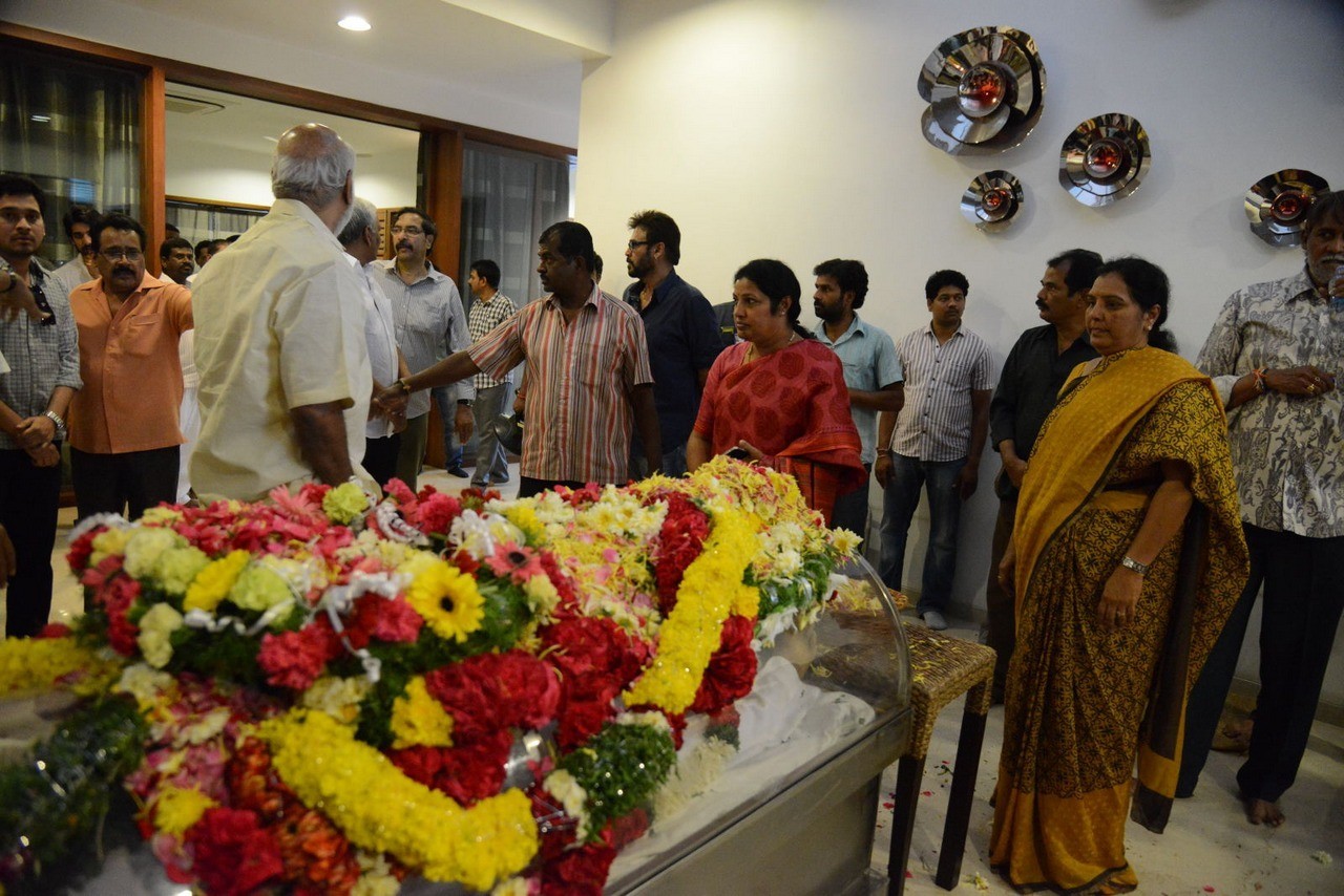 D Ramanaidu Condolences Photos 04 - 64 / 82 photos