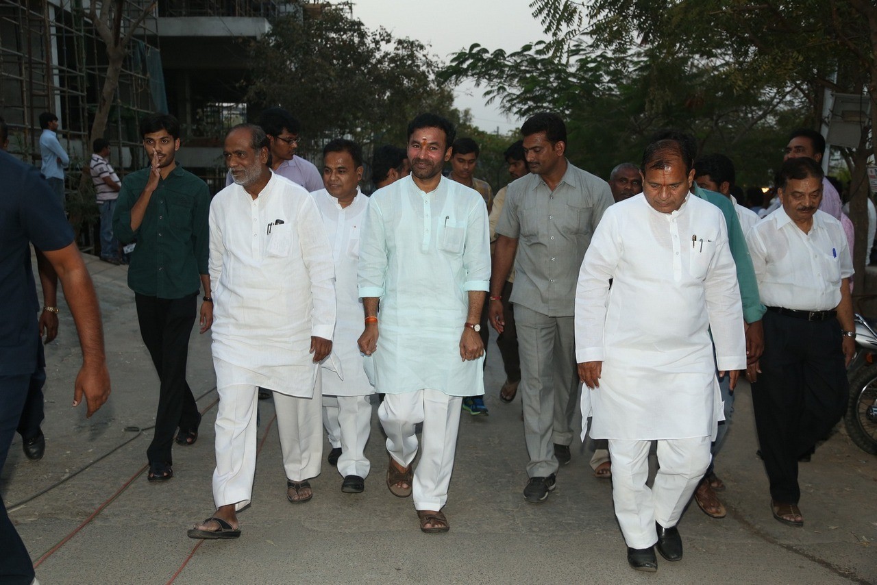 D Ramanaidu Condolences Photos 05 - 12 / 164 photos