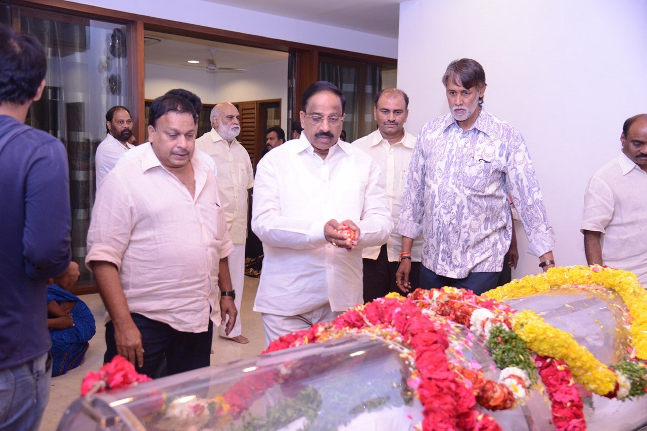 D Ramanaidu Condolences Photos 05 - 34 / 164 photos