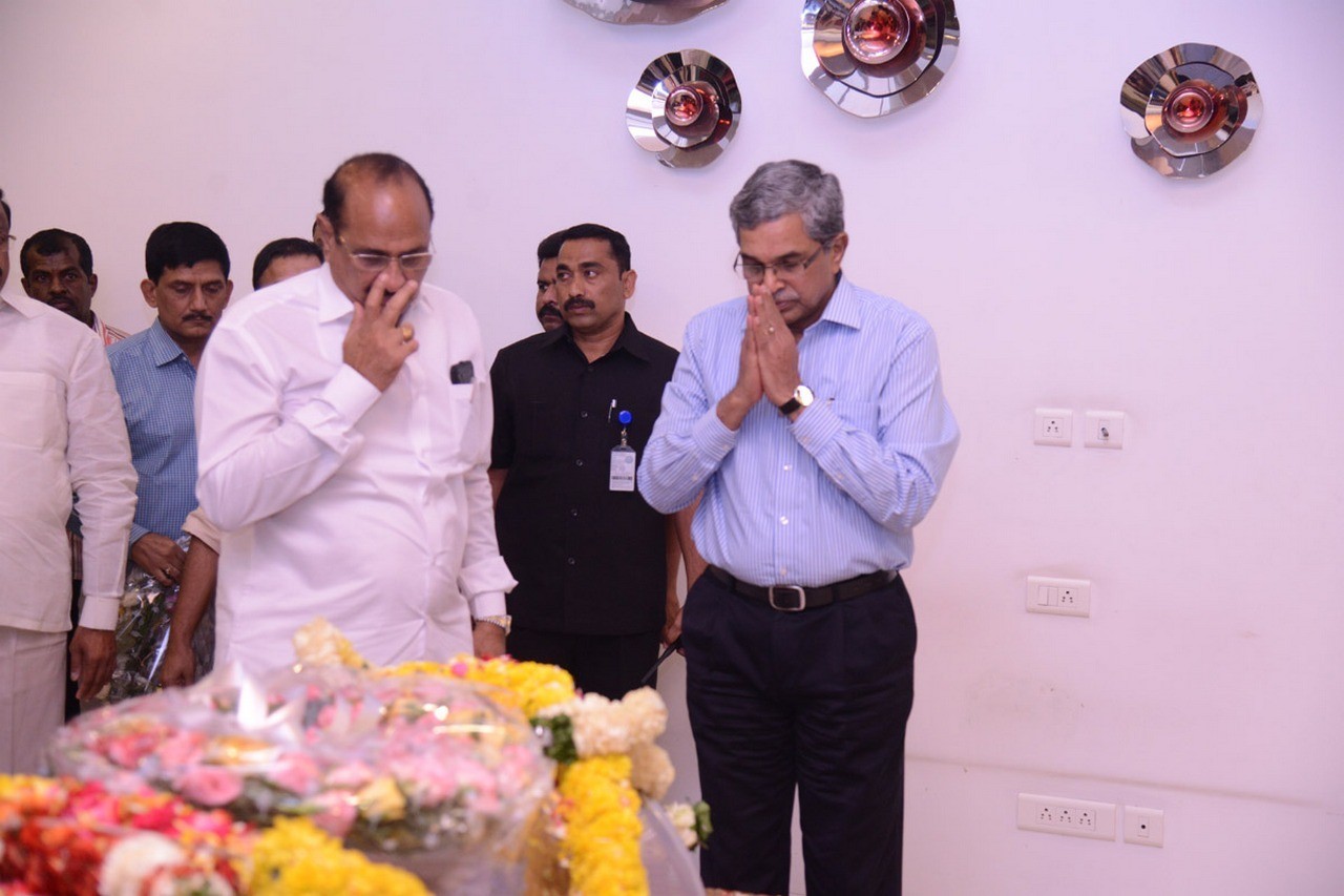 D Ramanaidu Condolences Photos 05 - 50 / 164 photos