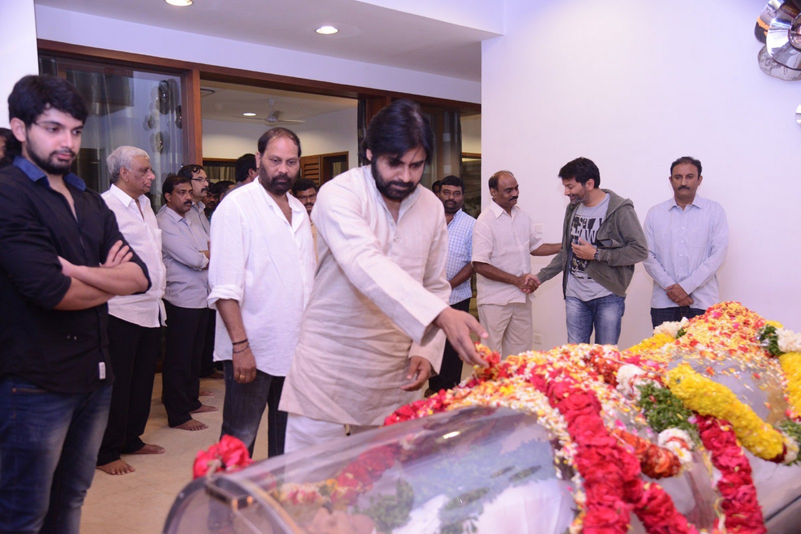 D Ramanaidu Condolences Photos 06 - 21 / 99 photos