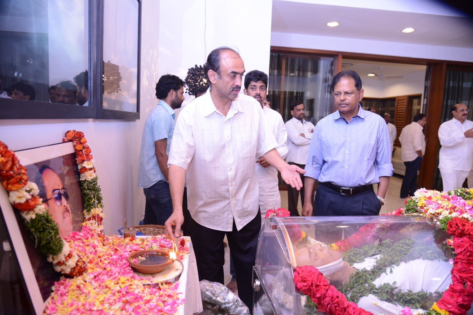 D Ramanaidu Condolences Photos 07 - 20 / 58 photos