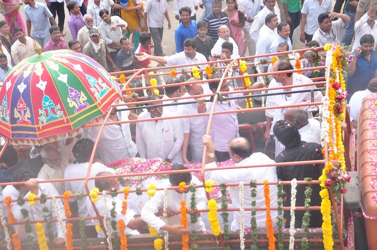 D Ramanaidu Funeral Ceremony - 20 / 326 photos