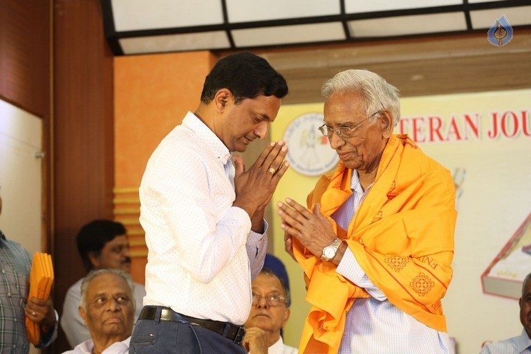 Dasara Bullodu Book Launch - 30 / 30 photos