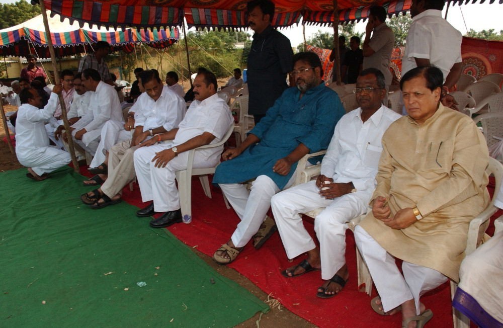 Dasari Padma Funeral Photos - 24 / 61 photos