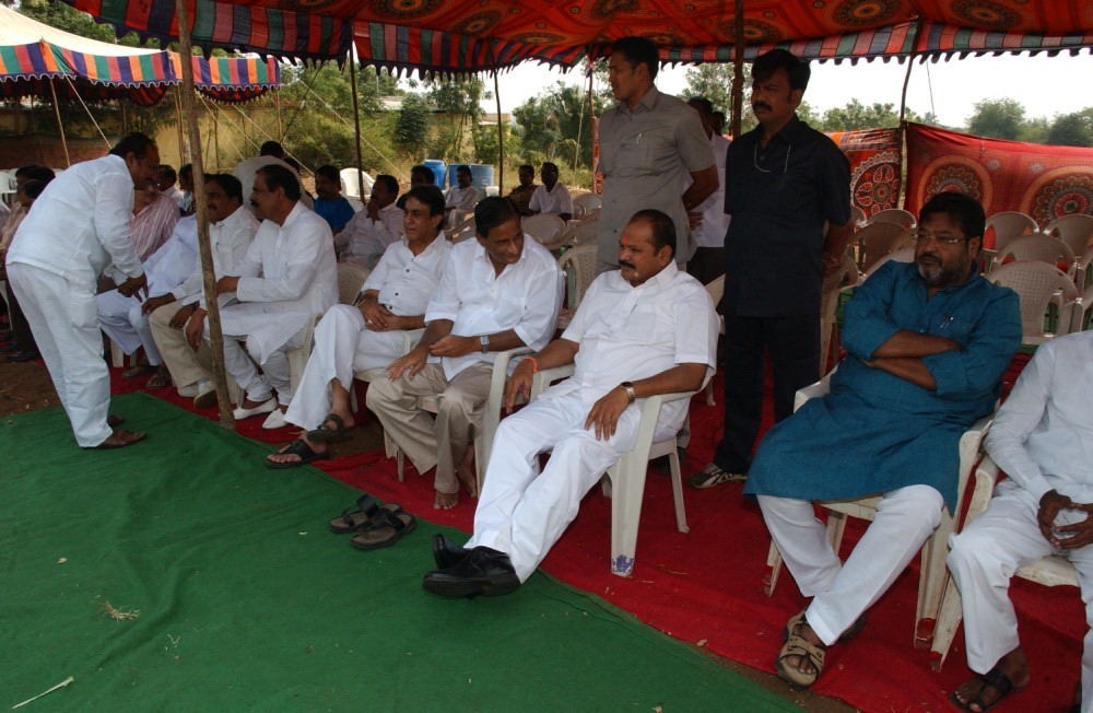 Dasari Padma Funeral Photos - 35 / 61 photos